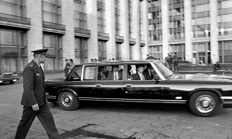 Mikhail Gorbaciov lascia il Parlamento Russo il giorno del rientro a Mosca dopo la sua liberazione, Mosca